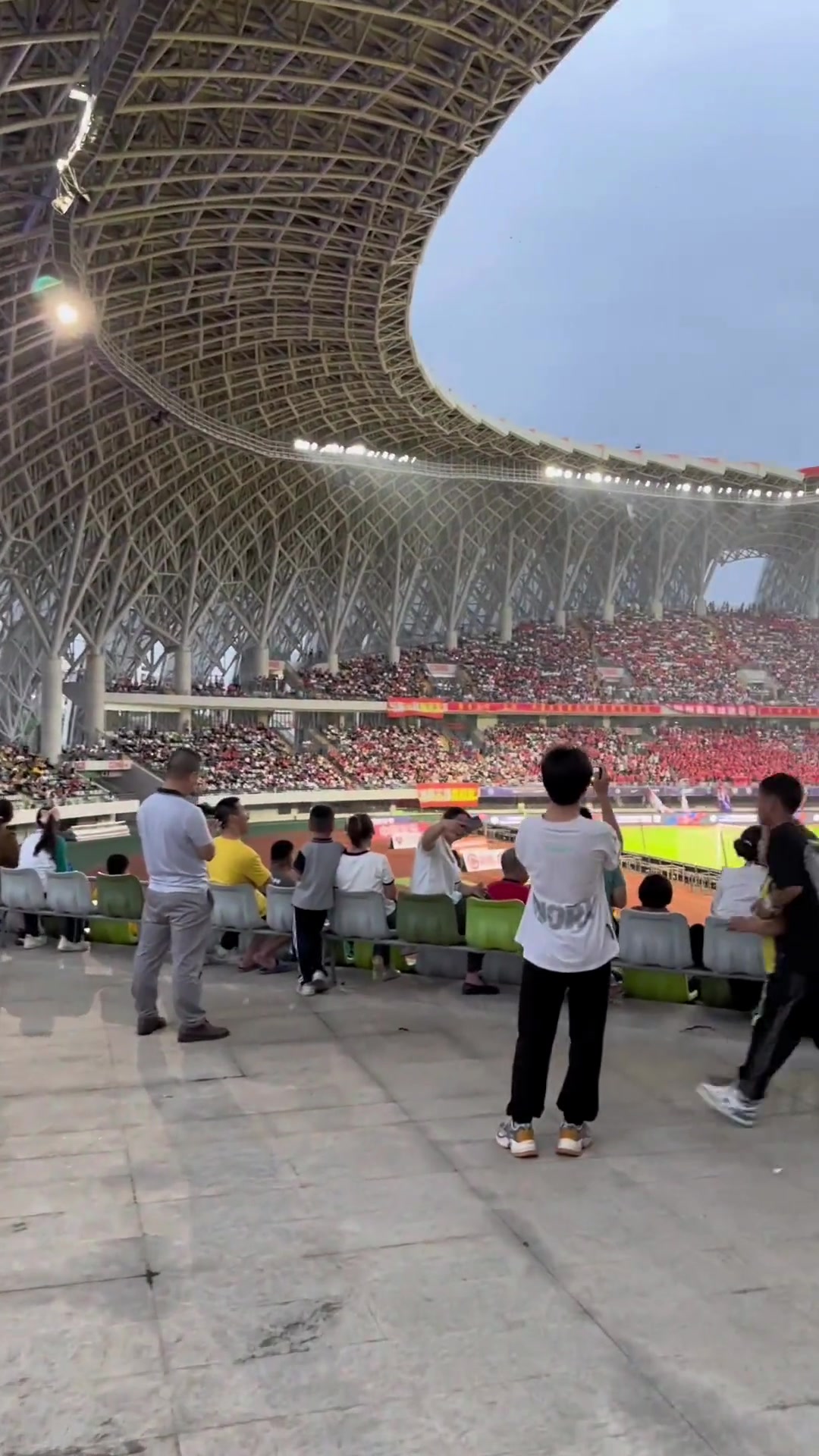 一个小小的县城就有这样的足球氛围 中国唯一县级中超体育场！